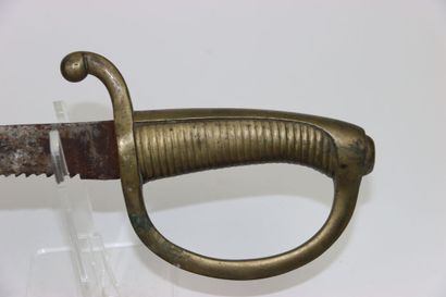 null Sabre briquet avec une lame a dent de scie. Et un glaive type 1833, petit modèle....