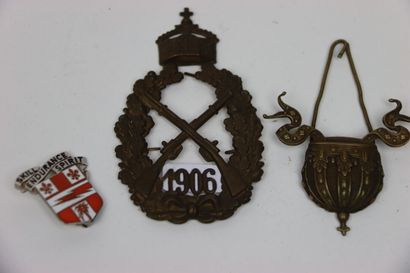 null Deux Insignes militaire, un insigne allemand de 1914 et l'autre 1906. On y joint...