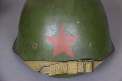 null Casque en acier du type bloc de l'Est en acier peint vert olive avec étoile...