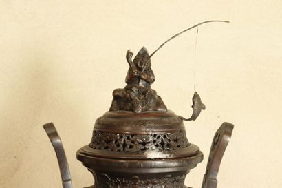 CHINE. Important perfume burner in bronze. Height: 76cm. Missing the cane