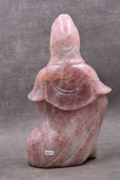 CHINE. Sculpted jadeite divinity with half-closed eyes, crossed arms and a knee on...