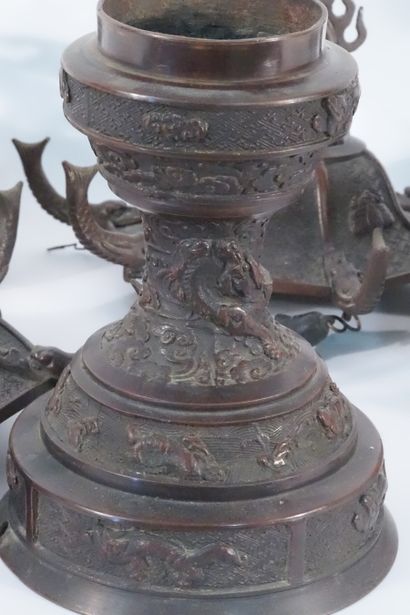 JAPON. Pair of bronze lanterns, in the shape of a pagoda decorated with bells, the...