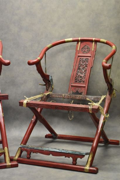 CHINE. Pair of folding armchairs in carved and red lacquered wood, openwork backs...