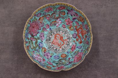 CHINE. Lobed bowl in fine porcelain called "eggshell", with polychrome decoration...
