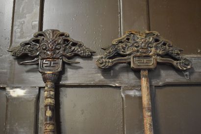 CHINE. Paire de hampes en bois sculpté et peint à décor de dragons. Hauteur : 220...