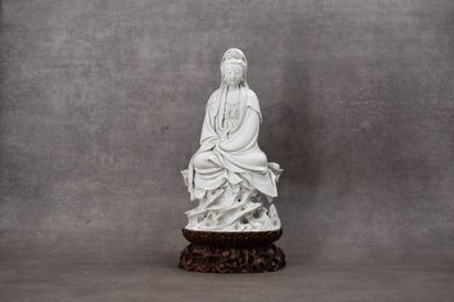 CHINE. Seated porcelain divinity on a wooden base. Marked with a double stamp. Total...