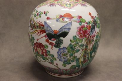 CHINE. Polychrome porcelain vase decorated with birds. Height : 56 cm. Diameter :...