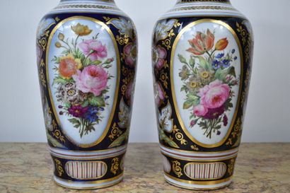 BAYEUX. Paire de vases en porcelaine à décor floral sur fond en réserve et bleu,...