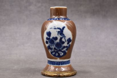 CHINE. Vase en porcelaine à décor de fleurs aux oiseaux, bronze ciselé et doré. Signé...