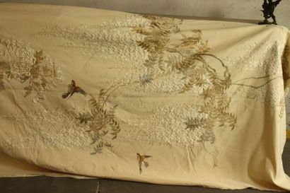 asie. Pair of embroideries on silk, stamped lower right. Dimensions: 310x115cm. Stains...