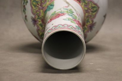 CHINE. Vase porcelaine polychrome à décor d'oiseaux. Hauteur : 56 cm. Diamètre :...