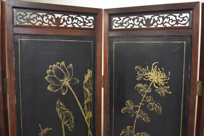 CHINE. Four-leaf screen in lacquered wood and decorated with characters in a landscape...