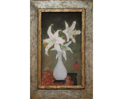 MAI THU (1906-1980). Vase de lys blancs ou lilium sur un entablement, 1957. Encre...