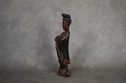CHINE. Guanyin en bois polychrome. Hauteur : 46 cm
