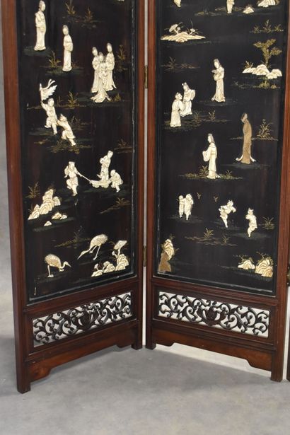 CHINE. Four-leaf screen in lacquered wood and decorated with characters in a landscape...