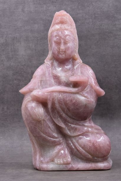 CHINE. Sculpted jadeite divinity with half-closed eyes, crossed arms and a knee on...