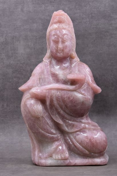 CHINE. Divinité en jadéite sculptée aux yeux mi clos, bras croisés et un genoux posé...