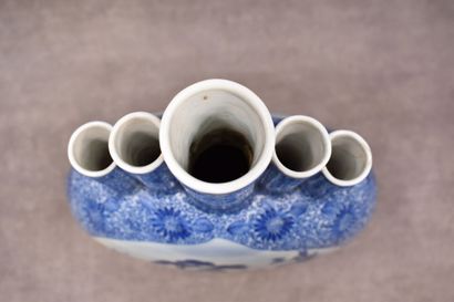 CHINE. Vase pique-fleurs à cinq tubules, porcelaine à décor de scènes de personnages...