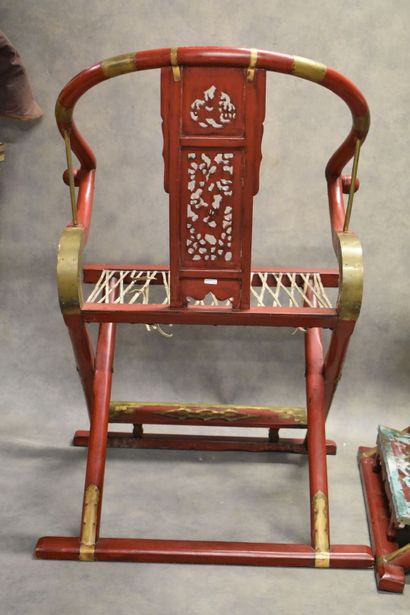 CHINE. Paire de fauteuils pliants en bois sculpté et laqué rouge, dossiers ajourés...
