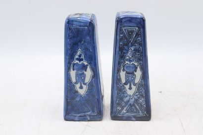 asie. Pair of blue/white porcelain seals decorated with flowering pot with pierced...