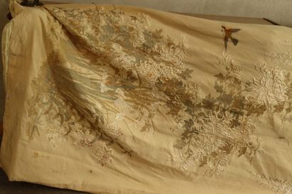 asie. Pair of embroideries on silk, stamped lower right. Dimensions: 310x115cm. Stains...