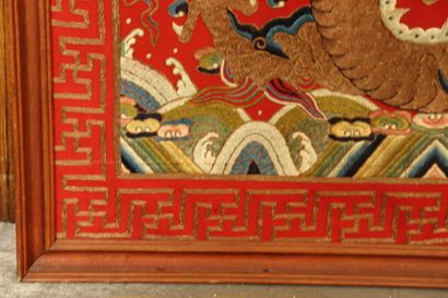 CHINE. Embroidery with dragon decoration, framed and stapled on panel. Dimensions...