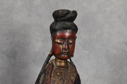 CHINE. Guanyin in polychrome wood. Height : 46 cm