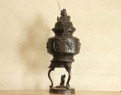 CHINE. Important perfume burner in bronze. Height: 76cm. Missing the cane