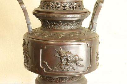 CHINE. Important perfume burner in bronze. Height: 76cm. Missing the cane