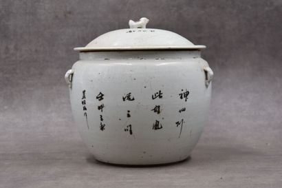 CHINE. Pot couvert en porcelaine à décor de scènes de personnages polychromes. Signé...