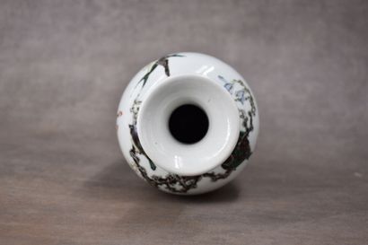 CHINE. Vase balustre en porcelaine à décor au héron. Marqué sous la base. Hauteur...
