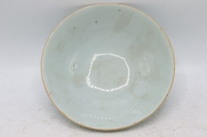 asie. Celadon colored porcelain bowl stamped under the base. Diameter: 17cm.