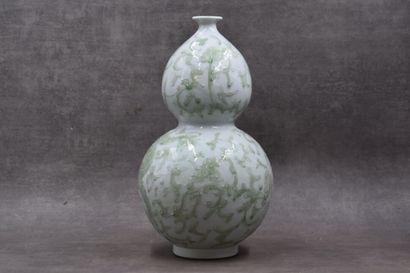 CHINE. Vase gourde à double panse en porcelaine émaillée à décor d'une dragon vert...