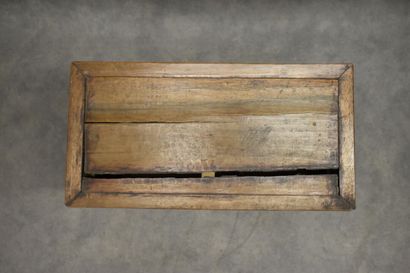CHINE. Cabinet en bois mouluré et sculpté ouvrant par deux porte et un tiroir en...