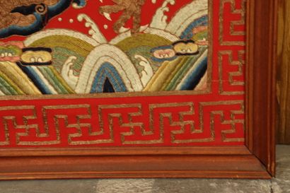 CHINE. Embroidery with dragon decoration, framed and stapled on panel. Dimensions...