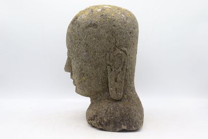 asie. Head of deity in stone carved with closed eyes. Height: 30cm.