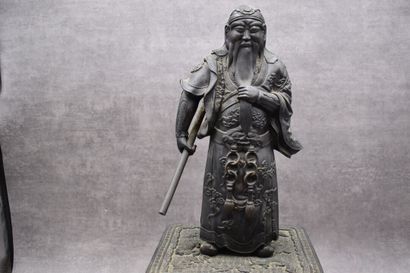 JAPON ou CHINE. Bronze warrior with brown patina on a worked base. Height : 53 c...