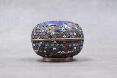 CHINE. Circular box in cloisonné enamels with a dragon motif. 19th century. Height...