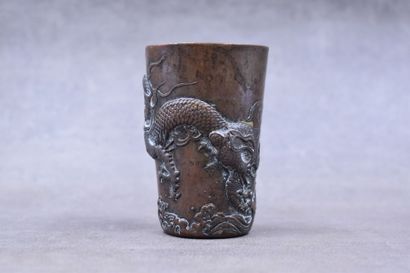 CHINE. Bronze goblet with brown patina decorated with dragons in relief. Height :...