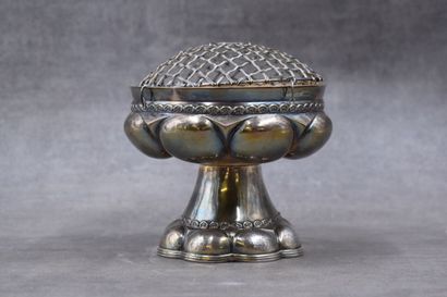 ANGLETERRE. Coupe sur pied et couvercle grillagé en argent. Poinçons au lion passant....