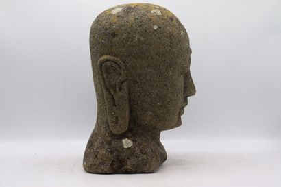 asie. Head of deity in stone carved with closed eyes. Height: 30cm.