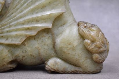 CHINE. Brule parfum en pierre dure sculptée imitant le jade, en forme de dragon à...