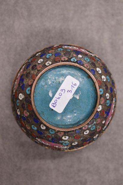 CHINE. Circular box in cloisonné enamels with a dragon motif. 19th century. Height...