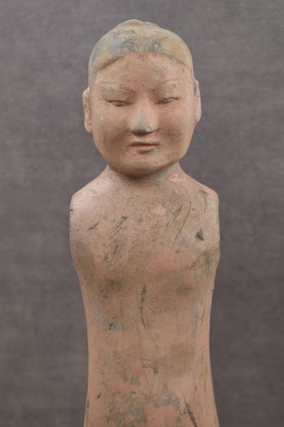 CHINE. Homme nu debout dit Homme Bâton, terre cuite polychrome, épaules percées....