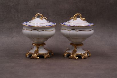 Drageoirs. Paire de drageoirs en porcelaine blanche à décor de liseret bleu et doré....