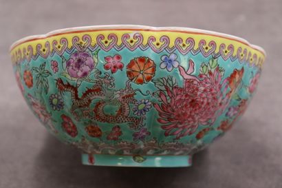 CHINE. Lobed bowl in fine porcelain called "eggshell", with polychrome decoration...