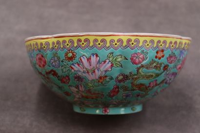 CHINE. Lobed bowl in fine porcelain called "eggshell", with polychrome decoration...