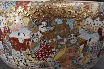 JAPON. Cache pot en porcelaine de Satsuma à décor d'une scène de personnages, monture...