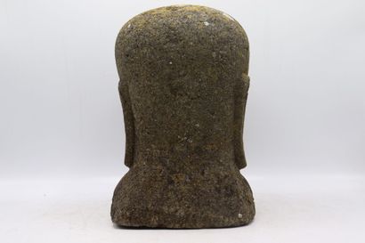 asie. Tête de divinité en pierre sculpté aux yeux clos. Hauteur: 30cm.