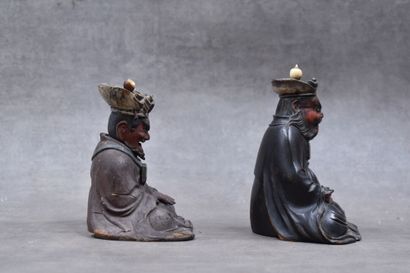 JAPON. Réunion de statues en bois laqué représentant Emma-O. L'une a les yeux en...